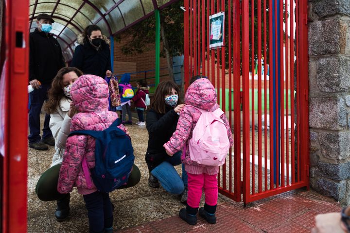Dos niñas van al colegio en Alpedrete (Madrid) tras el cierre por la tormenta 'Filomena' en enero de 2021.