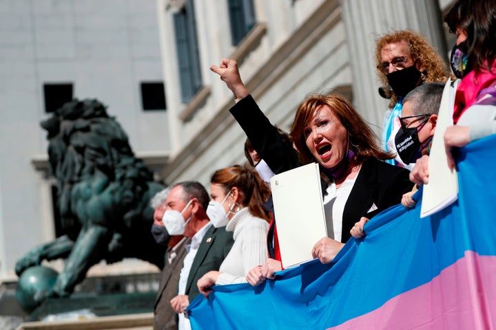 La presidenta de la Plataforma Trans Mar Cambrollé (c) junto con otros miembros de la asociación 'Euforia. Familias Trans-Aliadas' se manifiestan en las puertas del Congreso