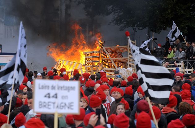 Huit ans après, les bonnets rouges montent au créneau contre une nouvelle taxe poids lourds (photo: une manifestation de bonnets rouges à Quimper le 2 novembre 2013)