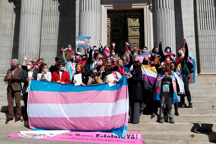 Activistas celebran el registro de la ley.