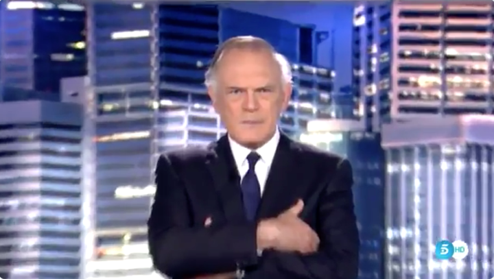 Pedro Piqueras con las manos cruzadas en Informativos Telecinco