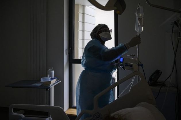 Un patient atteint du coronavirus à l'hôpital de Saint Cloud le 8 février 2021 (Photo d'illustration)