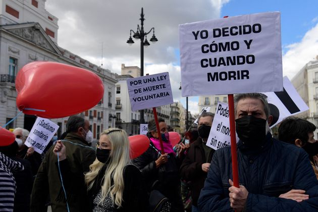 Des manifestants, à Madrid ce jeudi 18 mars 2021, brandissent des pancartes avec diverses inscriptions. Celle au premier plan se traduit par 