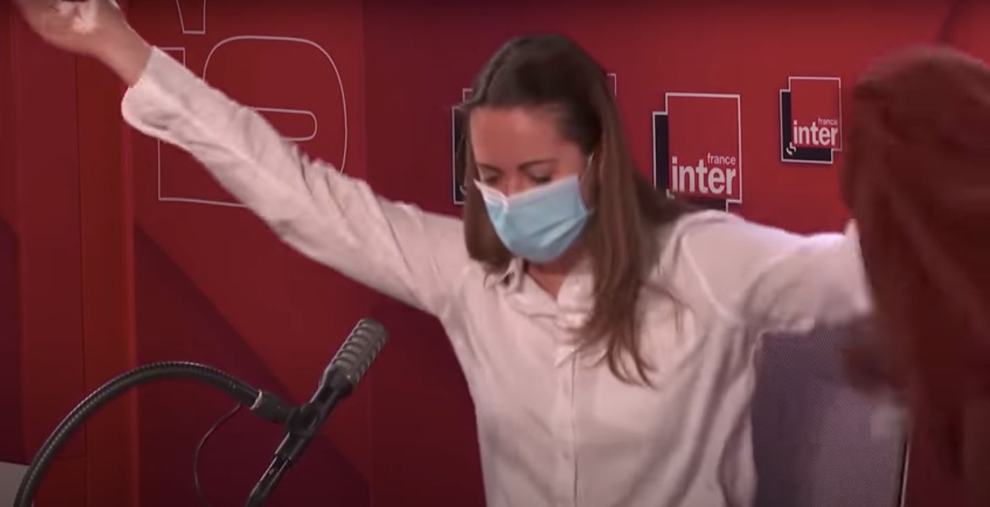 Pour soutenir Corinne Masiero, Charline Vanhoenacker a fait "tomber le haut" sur France Inter