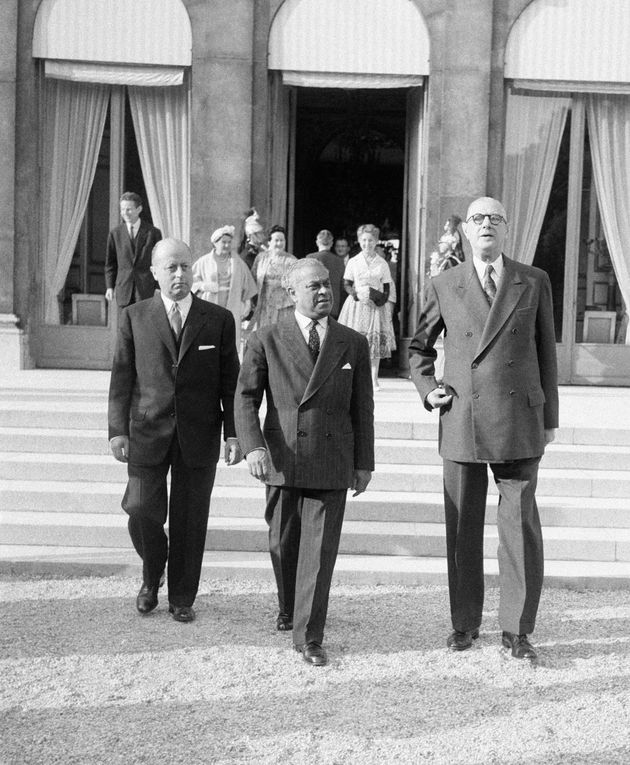 Le Général de Gaulle (à droite), Gaston Monnerville, président du Sénat (au centre) et Michel Debré, président du Conseil (à gauche) sortant dans les jardins du Palais de l'Élysée à Paris, le 1 juin 1960. (Photo by Keystone-France\Gamma-Rapho via Getty Images)