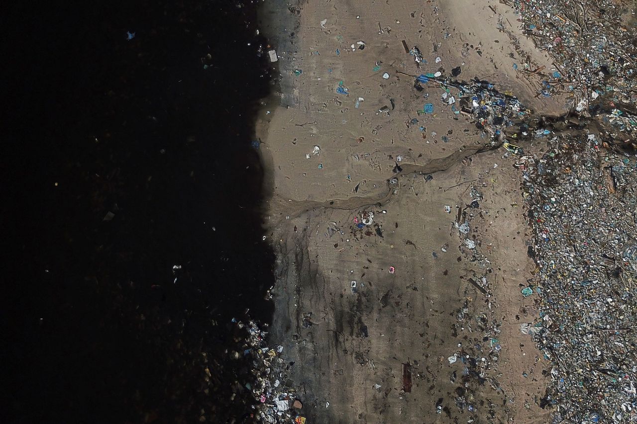 Σκουπίδια στην ακτή του κόλπου Γκουαναμπάρα, στο Ρίζο ντε Τζανέϊρο της Βραζιλίας, στις 17 Μαρτίου 2021. 