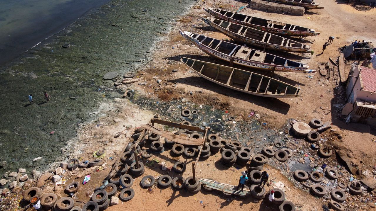 Νερό μολυσμένο με απόβλητα κυλάει στον ωκεανό στον κόλπο Χαν, στην ανατολική άκρη της χερσονήσου του Ντακάρ, στις 17 Μαρτίου 2021.