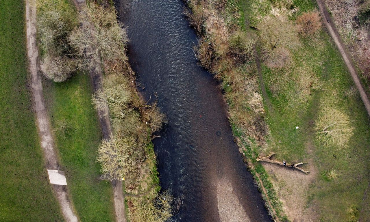 Αποψη του ποταμού Τέιμ, κοντά στο Ντέντον της Βρετανίας. Σύμφωνα με έρευνα του 2018, εκεί καταγράφηκε το "χειρότερο επίπεδο" μόλυνσης από μικροπλαστικά σε όλο τον κόσμο εκείνη την περίοδο.