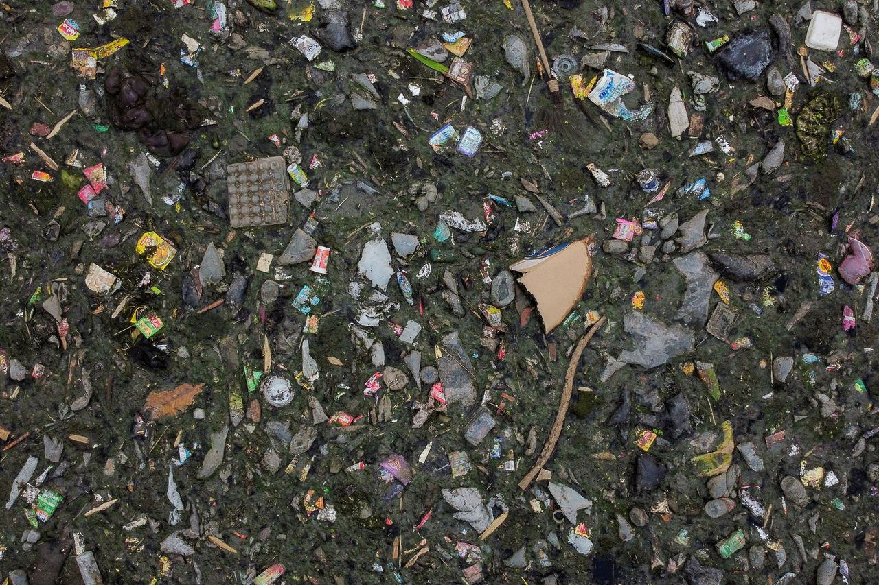 Σκουπίδια πλέουν στα νερά του ποταμού Τσιταρούμ της Ινδονησίας. Η κυβέρνηση έχει υποσχθεί τον καθαρισμό του αλλά τα σκουπίδια συνεχίζουν να πετάγονται στα νερά του. 