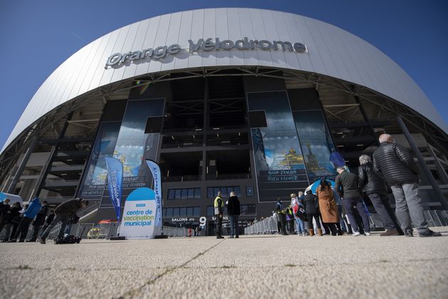 Des personnes patientant devant le centre de vaccination installé su stade Orange Vélodrome de Marseille, le 15 mars 2021.