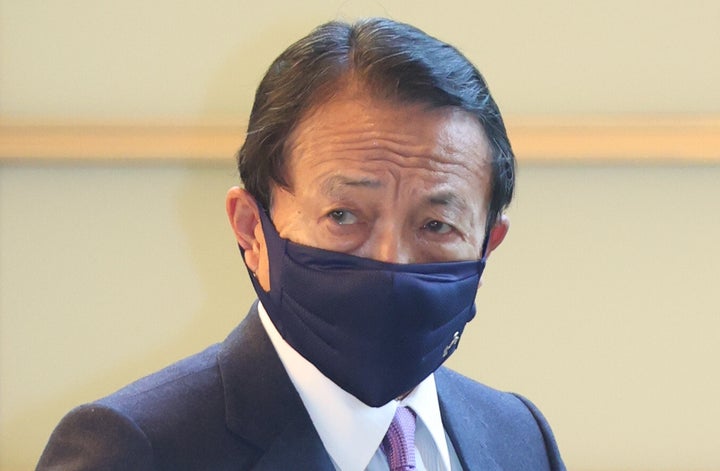 首相官邸に入る麻生太郎副総理兼財務相＝2021年2月9日、東京・永田町