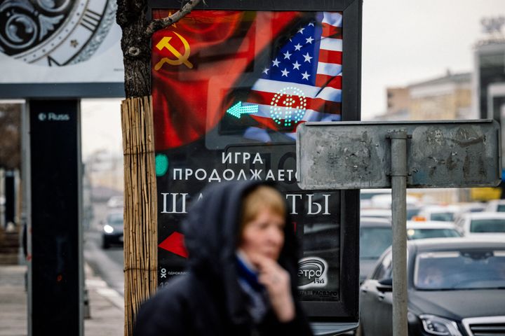 Μάρτιος 2021 - Μόσχα - Μια γυναίκα στέκεται μπροστά σ΄ένα πόστερ που διαφημίζει ένα θρυλικό μιούσικαλ με τίτλο Chess.Λίγο νωρίτερα ο Αμερικανός πρόεδρος Μπάιντεν αποκάλεσε τον Ρώσο ομόλογό του "δολοφόνο". Το κλίμα πλέον είναι ψυχροπολεμικό.