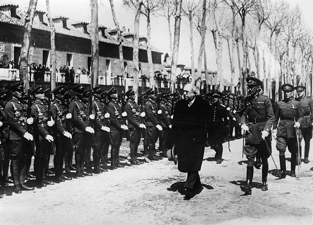El expresidente de la República Manuel Azaña pasando revista a la guardia de honor en