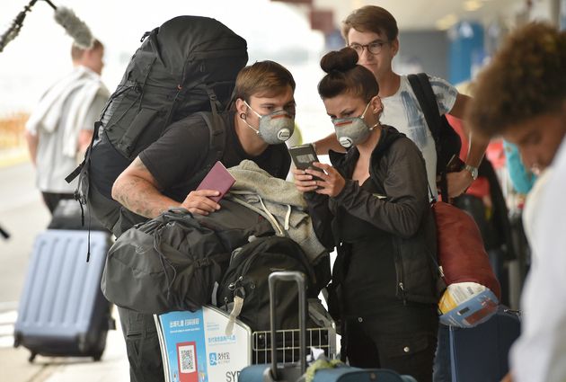 Des Français font la queue devant l'aéroport de Sydney pour être rapatriés en France, le 2 avril 2020, due à la crise du Covid-19. (PETER PARKS / AFP)