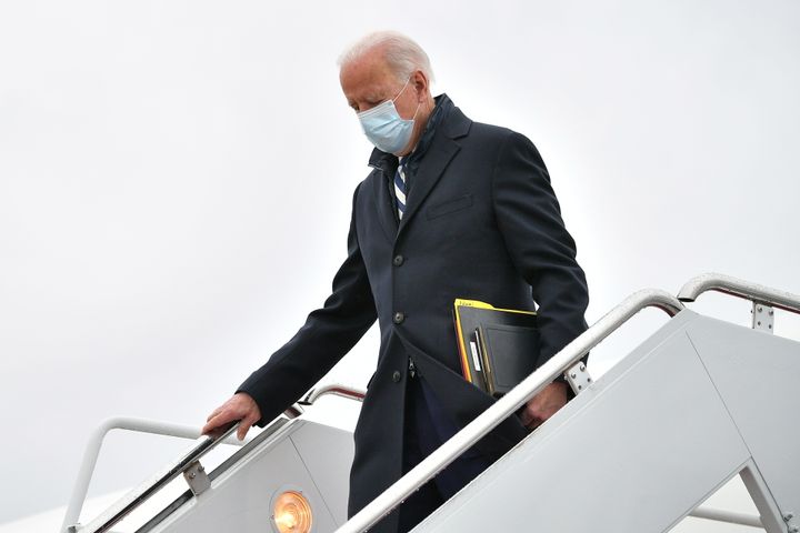 Biden tropieza y se cae subiendo al Air Force One | El HuffPost  Internacional