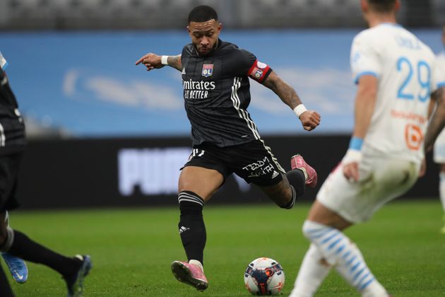 Photo du capitaine de Lyon Memphis Depay lors d'un match de L1 le 28 février 2021 à Marseille. (AP Photo/Daniel Cole)