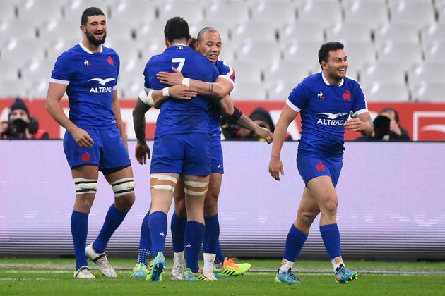 Des joueurs du XV de France célébrant l'essai décisif contre Galles, au Stade de France à Saint-Denis, le 20 mars 2021.