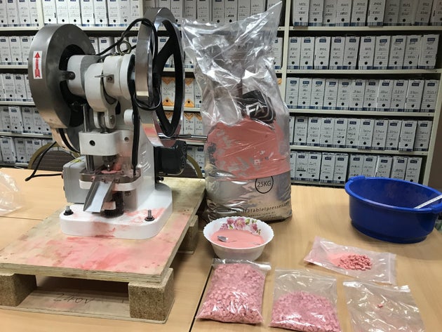 警察が合成麻薬mdmaとして押収した物 実は イチゴキャンディー だった フランス パリで ハフポスト