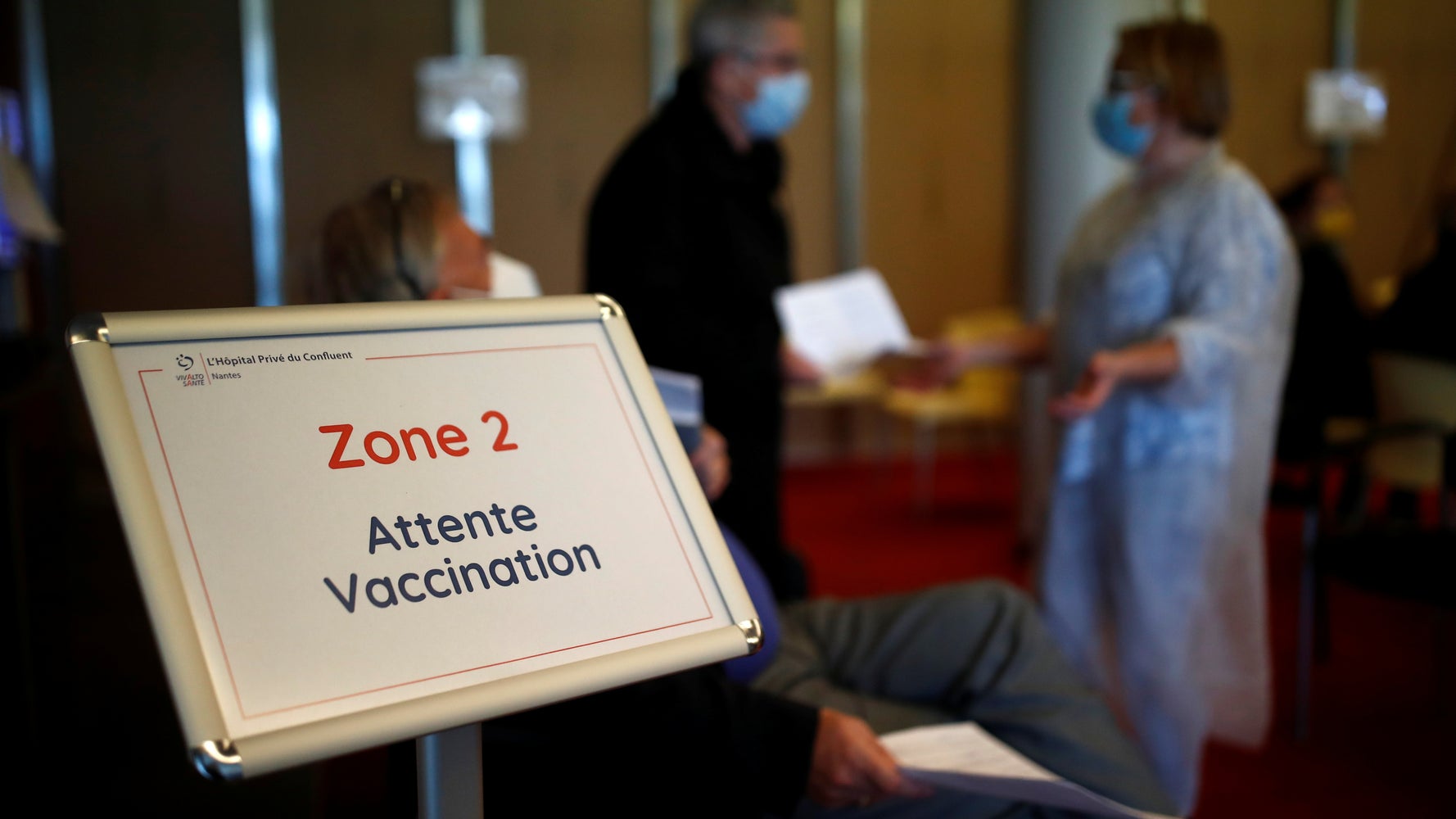 Vacciner contre le Covid-19 les salariés exposés? Les appels se multiplient | Le HuffPost