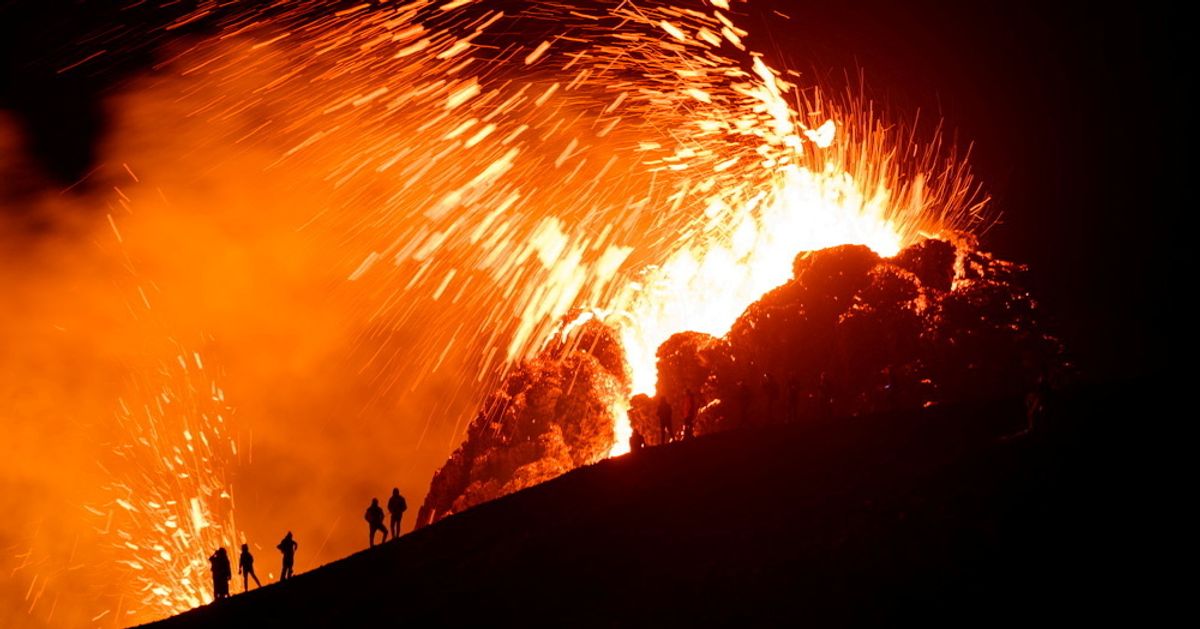 アイスランド首都近くで火山が噴火。6000年の眠りから覚める【画像集】
