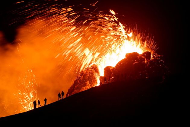 アイスランド首都近くで火山が噴火 6000年の眠りから覚める 画像集 ハフポスト