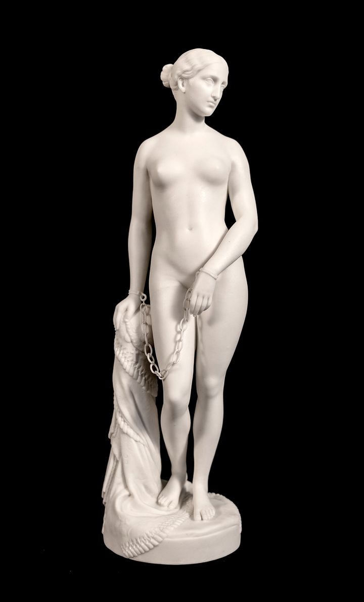 Η Ελληνίδα Σκλάβα, Παριανή πορσελάνη της εταιρείας Minton, αντίγραφο του διάσημου αγάλματος του Αμερικανού γλύπτη Hiram Powers (1848). Ύψος 35,5 εκ.