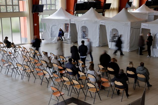 Des gens dans un centre de vaccination  à Marcq-en-Baroeul le 21 mars 2021