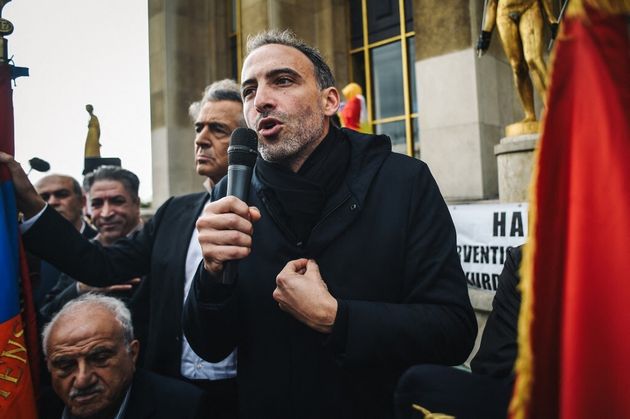 Raphael Glucksmann  place des Droits de l'Homme à Paris, le 12 octobre 2019 lors d'une manifestation en soutient aux militants Kurdes