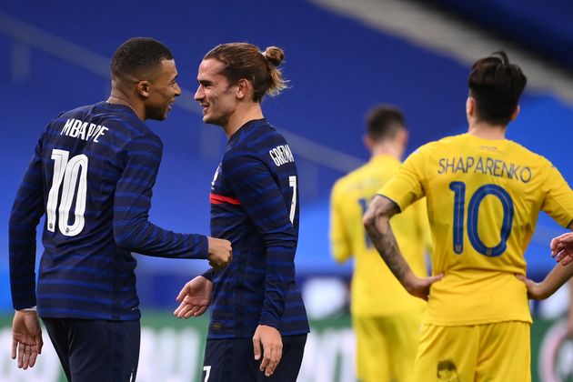 Antoine Griezmann félicité par Kylian Mbappé après son but en match amical contre l'Ukraine au Stade de France, le 7 octobre 2020.