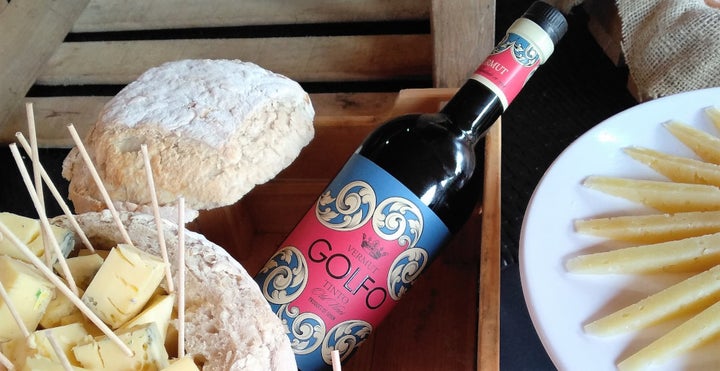 Vermut Golfo con tapas de queso.