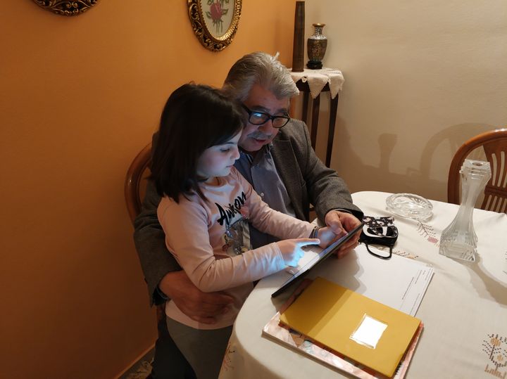 Η μικρή Ηλιάνα μυεί τον παππού στα… μυστικά του tablet.