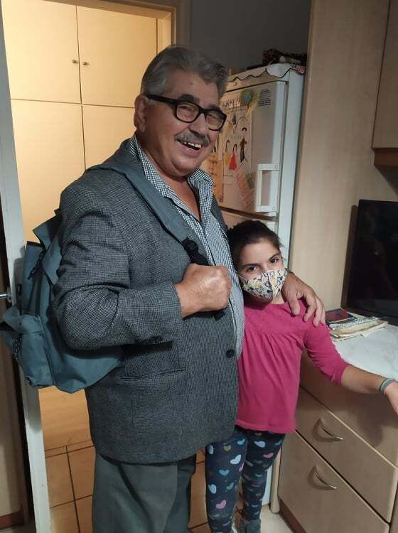Ο 80χρονος… μαθητής με την καινούργια σχολική τσάντα, που του έκανε δώρο η εγγονή του.