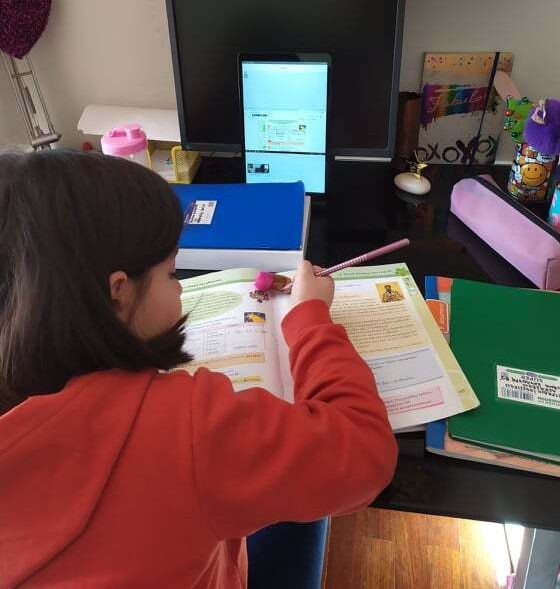 Η Ηλιάνα παρακολουθεί τα μαθήματά της στην B’ Δημοτικού μέσω του tablet, που μέχρι πρότινος μοιραζόταν με τον «συμμαθητή» παππού της.