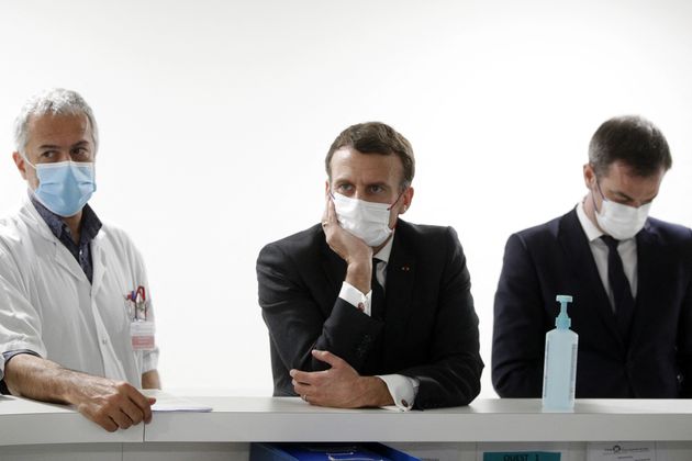 Emmanuel Macron annonce l'ouverture de la vaccination aux plus de 70 ans (Photo d'illustration: le 17 mars 2021, Macron en visite à l'hôpital de Poissy, accompagné d'Olivier Véran)