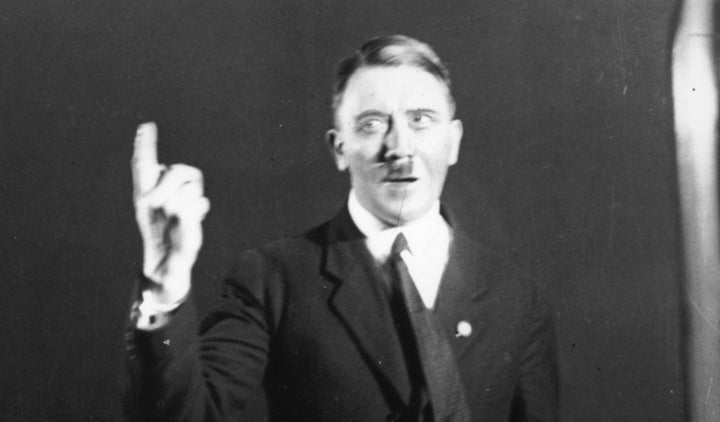 Hitler grabando uno de sus discursos tras salir de la cárcel de Landsberg en 1925.