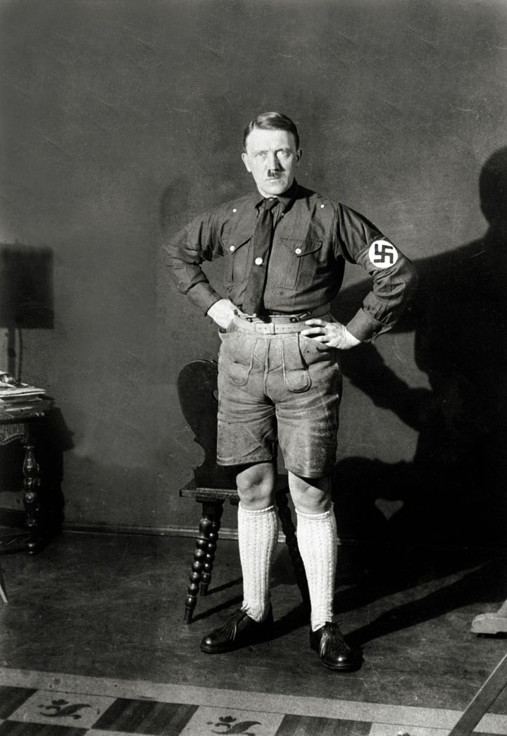 Adolf Hitler posando en pantalones cortos.