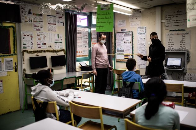 Des enseignants enseignant les gestes barrière dans un établissement de la région parisienne le 14 mai 2020(Photo Martin BUREAU / AFP)