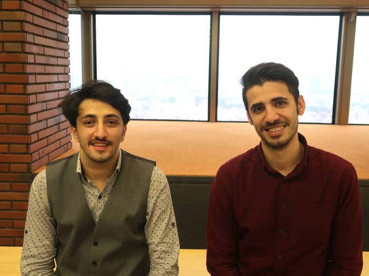 イスカンダー・サラマさん（左）、マヘル・アル・アヨウビさん（右）。2人ともシリア出身のITエンジニアで、日本で働くBonZuttnerの役員。
