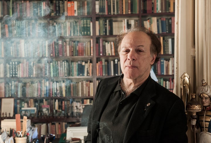 Javier Marías, en una imagen de archivo tomada en su casa de Madrid.