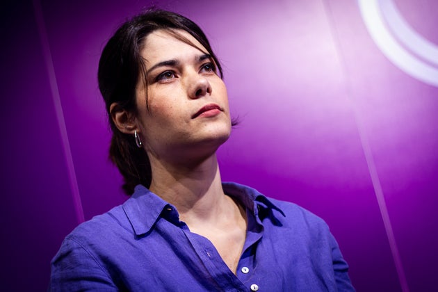 Serra escucha una de las