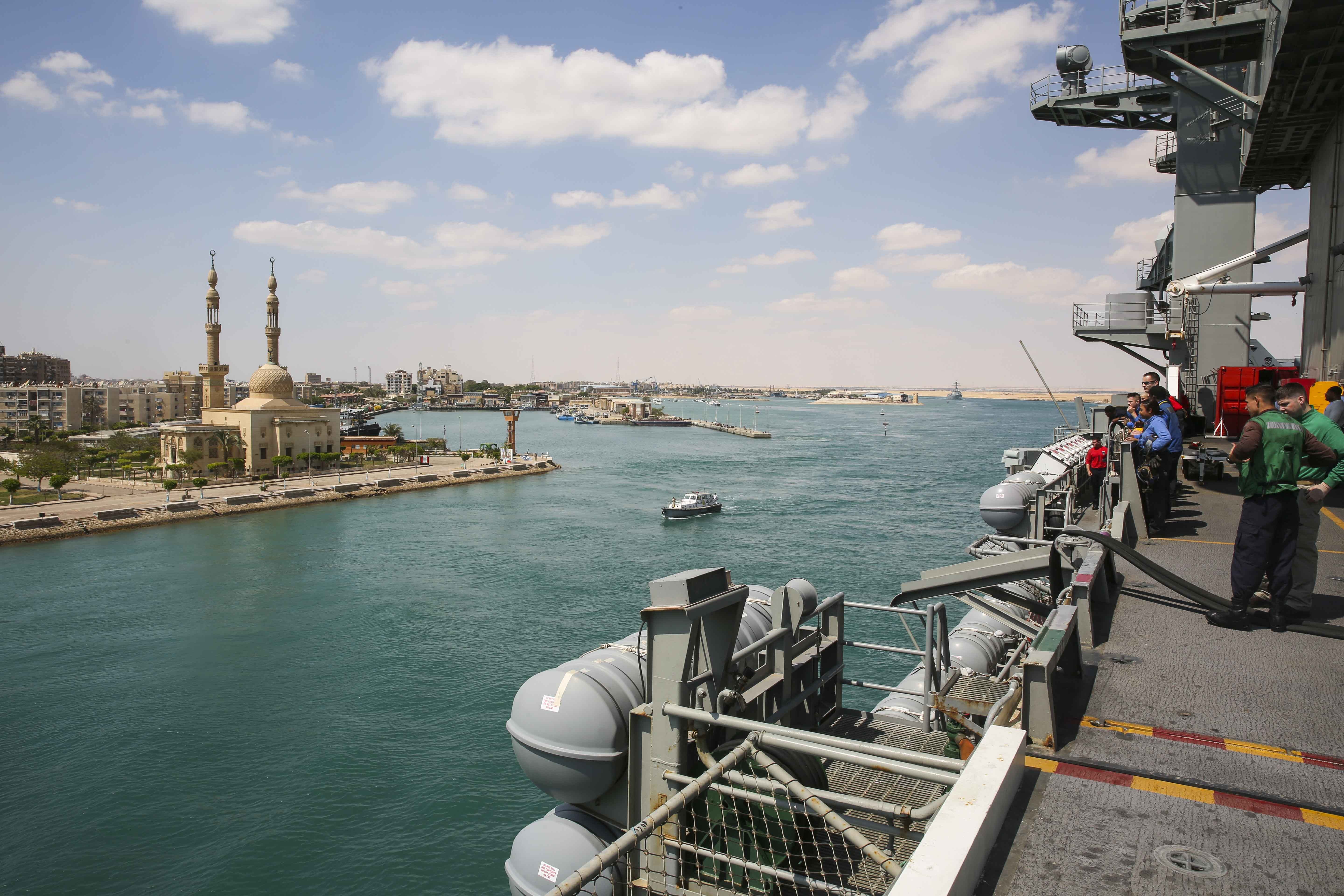 En Egypte, le canal de Suez bloqué par un porte-conteneurs après un accident