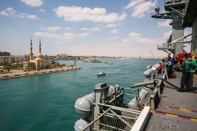 (Photo d'illustration un groupe d'Abraham Lincoln (ABECSG) qui transite par le Canal de Suez, le 9 mai 2019).