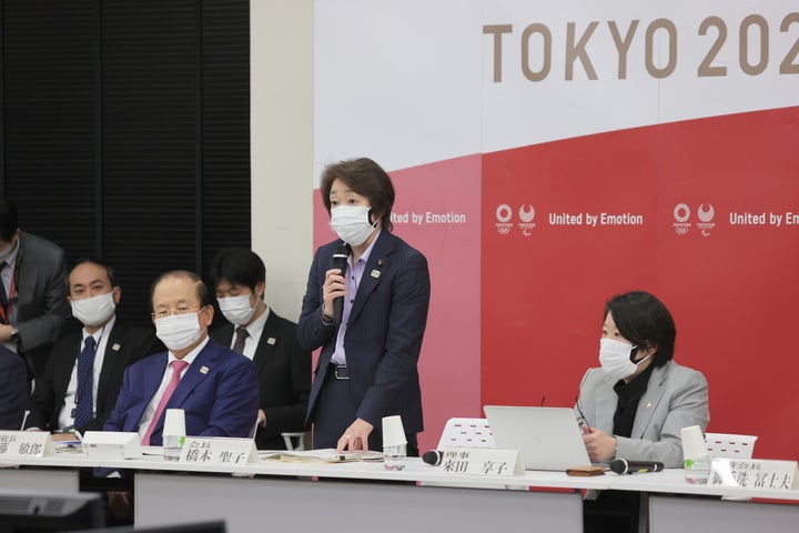 東京五輪・パラリンピック大会組織委員会の橋本聖子会長（右から2人目）。右端は講演者の來田享子新理事＝3月22日