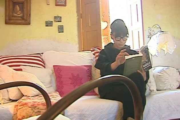 Beatriz Montañez leyendo en su casa en el bosque.