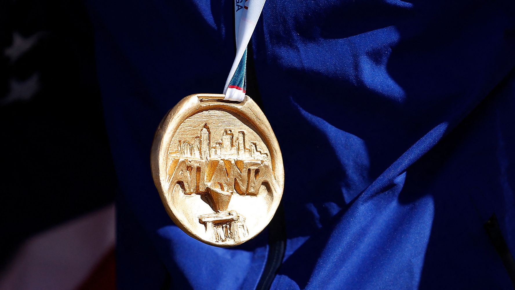 La médaille olympique de Sandra Forgues retrouvée par hasard sur une autoroute