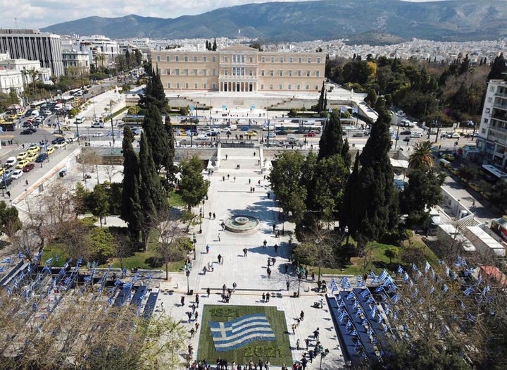 Το Σύνταγμα γιορτινά στολισμένο για την επέτειο