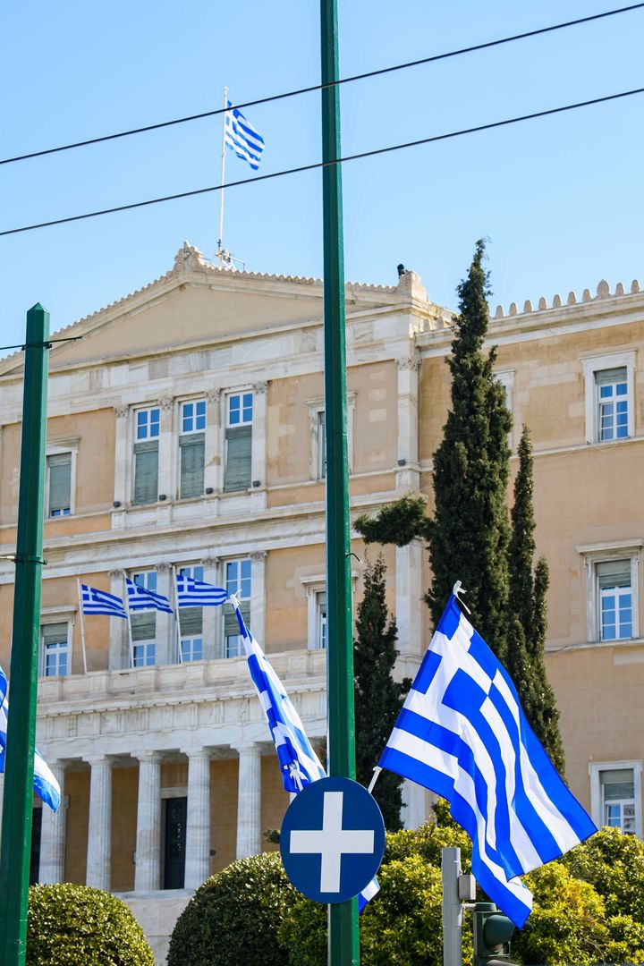 Το ελληνικό Κοινοβούλιο στολισμένο για τα 200 χρόνια από την Ελληνική Επανάσταση