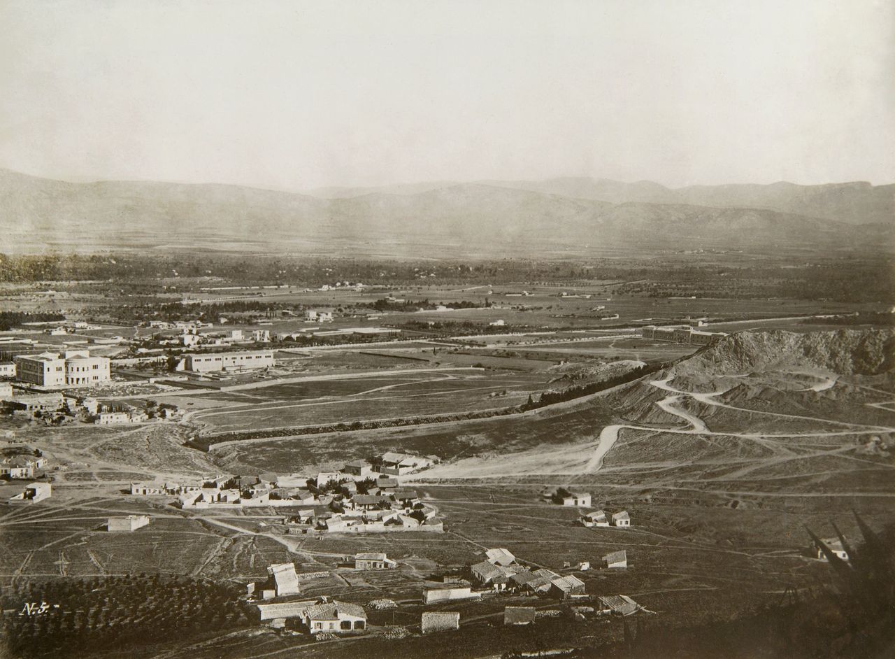 Άποψη της Αθήνας από τον Λυκαβηττό, 1872 1874. Στα αριστερά, επί της οδού Πατησίων, διακρίνονται το Βασιλικό Πολυτεχνείο και το Αρχαιολογικό Μουσείο, η ανέγερση του οποίου δεν έχει ακόμη ολοκληρωθεί.