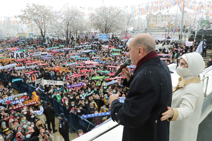 Ο Ταγίπ Ερντογάν συνοδευόμενος από την σύζυγό του απευθύνεται στο πλήθος των υποστηρικτών του που έσπευσε στο 7ο συνέδριο του ΑΚΡ στην Άγκυρα, ενόψει της επανεκλογής του στην ηγεσία.