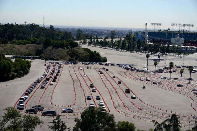 Les files d'attente pour accéder au site de vaccination du Dodger Stadium à Los Angeles, le 23 février 2021.